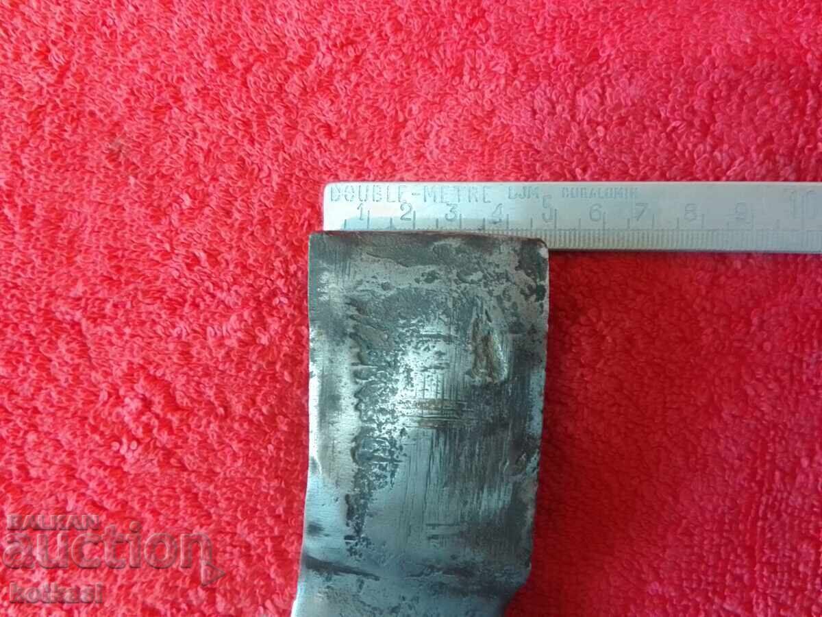 Licitație Topor metalic vechi, marcat Germania RDG 670 grame Licitație Topor metalic vechi, marcat Germania RDG 670 grame