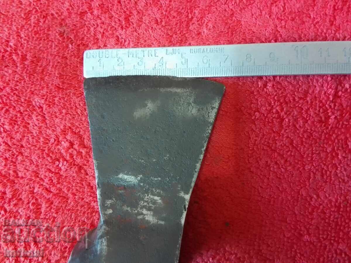 Vechi topor metalic - Unealtă de tip Kirk - Topor Germania 746 grame cu preț € 49.50 | 96.81 BGN
