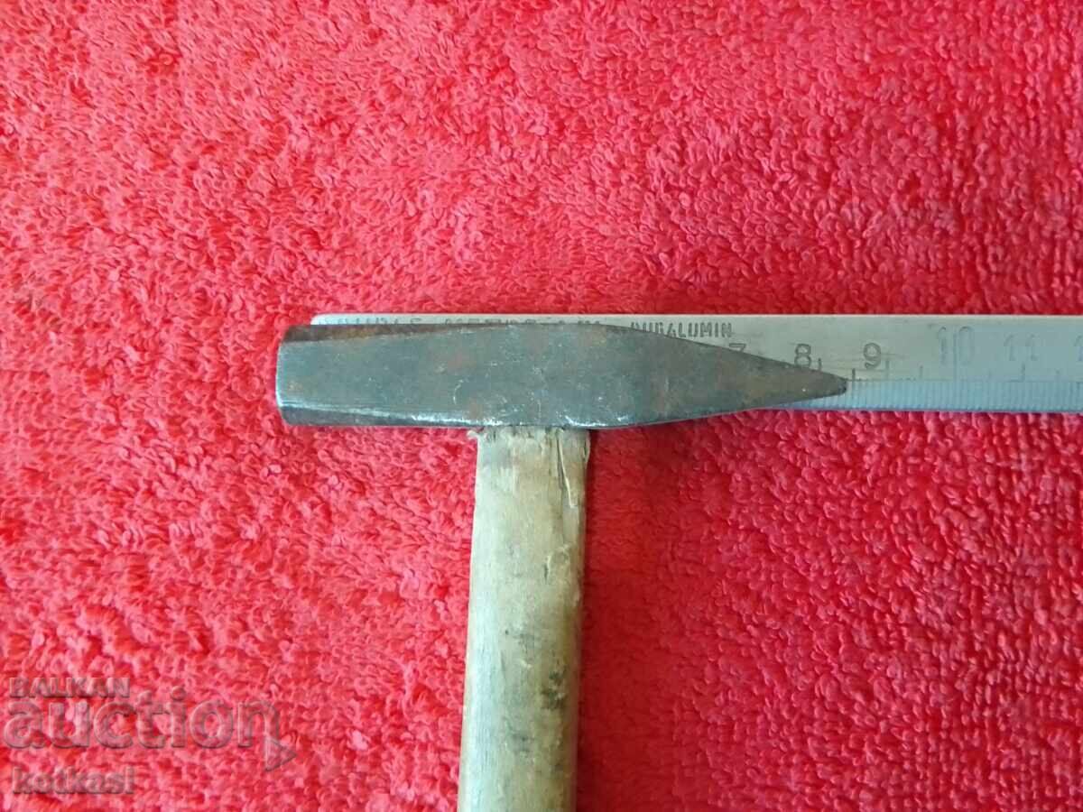 Delivery of Old small metal 131 gram hammer