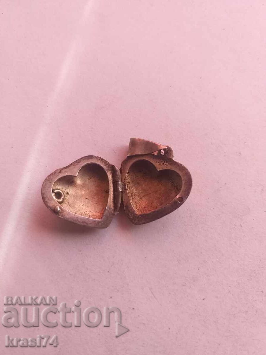 Pandantiv argintiu inimioară cu preț 10.00 BGN | € 5.11