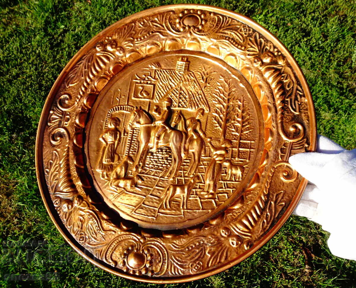 Panou de cupru, farfurie cu scenă de vânătoare în relief, călăreți, câini Panou de cupru, farfurie cu scenă de vânătoare în relief, călăreți, câini