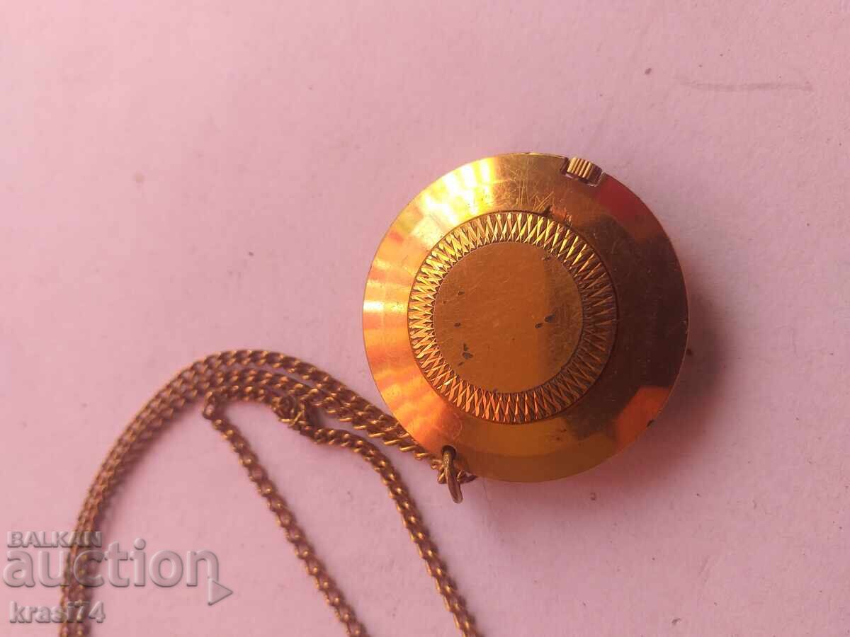 Ceas cu medalion aurit cu preț 50.00 BGN | € 25.56 Ceas cu medalion aurit cu preț 50.00 BGN | € 25.56