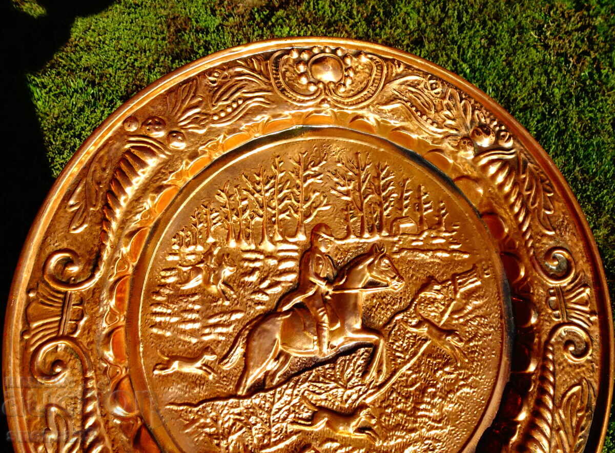 Медно пано,чиния с релефна ловна сцена Лов на лисици. с цена 45.00 лв. | € 23.01 Медно пано,чиния с релефна ловна сцена Лов на лисици. с цена 45.00 лв. | € 23.01