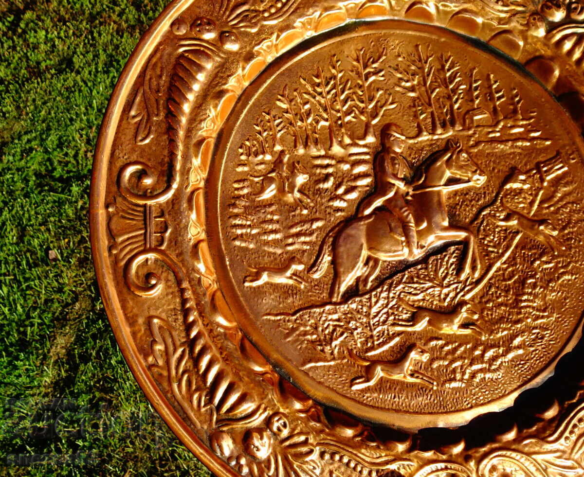 Аукцион Медно пано,чиния с релефна ловна сцена Лов на лисици. Аукцион Медно пано,чиния с релефна ловна сцена Лов на лисици.