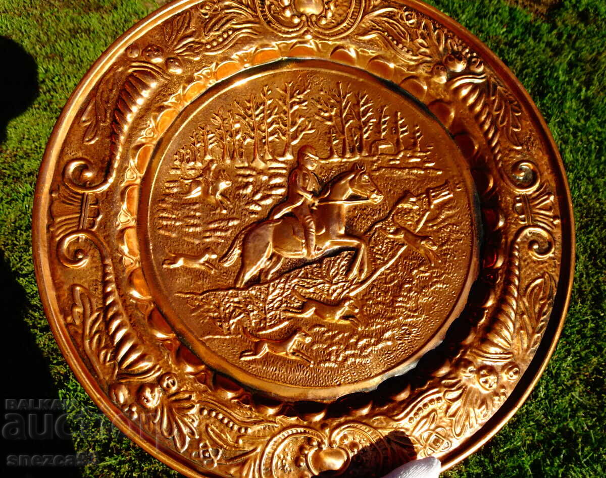 Доставка на Медно пано,чиния с релефна ловна сцена Лов на лисици. Доставка на Медно пано,чиния с релефна ловна сцена Лов на лисици.