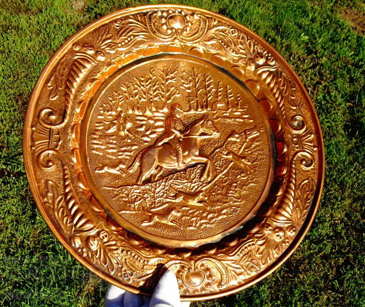 Медно пано,чиния с релефна ловна сцена Лов на лисици. Медно пано,чиния с релефна ловна сцена Лов на лисици.