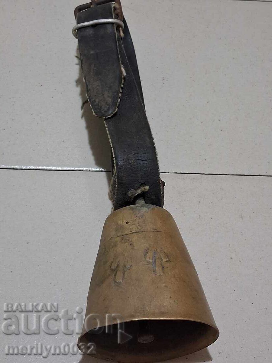 Стар бронзов чан с ремък каиш за врата хлопка, звънец с цена 148.00 лв. | € 75.67 Стар бронзов чан с ремък каиш за врата хлопка, звънец с цена 148.00 лв. | € 75.67