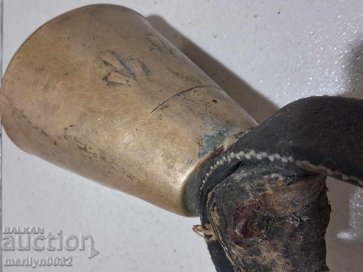 Доставка на Стар бронзов чан с ремък каиш за врата хлопка, звънец Доставка на Стар бронзов чан с ремък каиш за врата хлопка, звънец