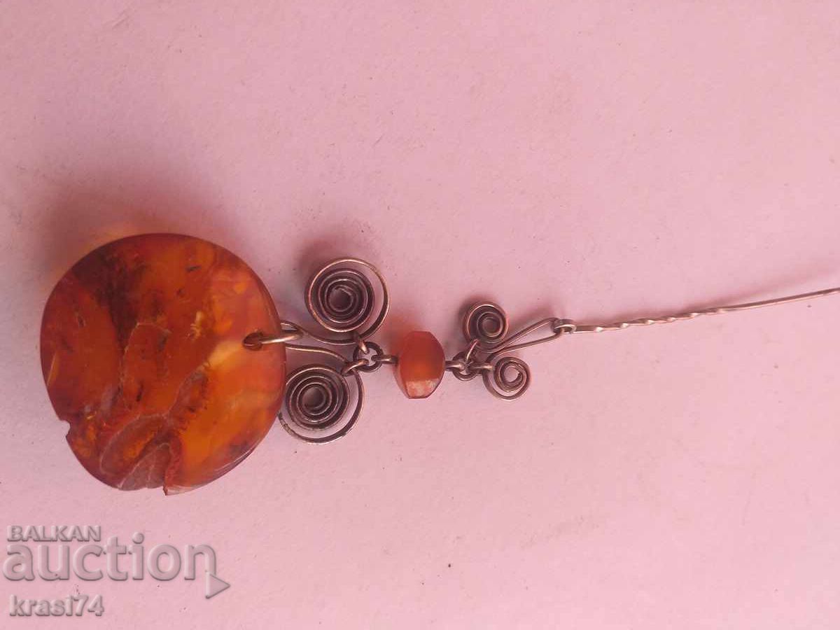 Ac cu chihlimbar cu preț 20.00 BGN | € 10.23 Ac cu chihlimbar cu preț 20.00 BGN | € 10.23