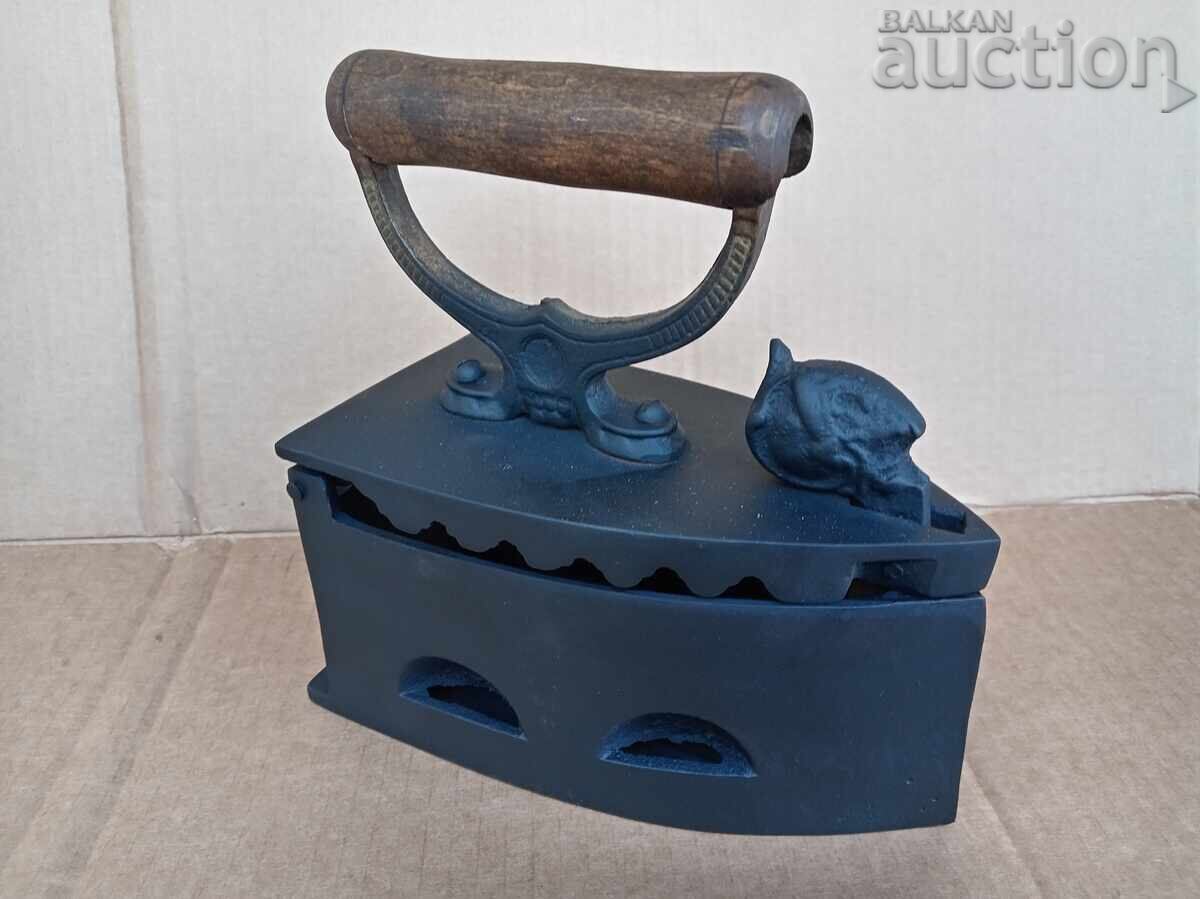 Fier de călcat vechi pe cărbuni MODEL RAR cu cap de roman cu preț 71.00 BGN | € 36.30
