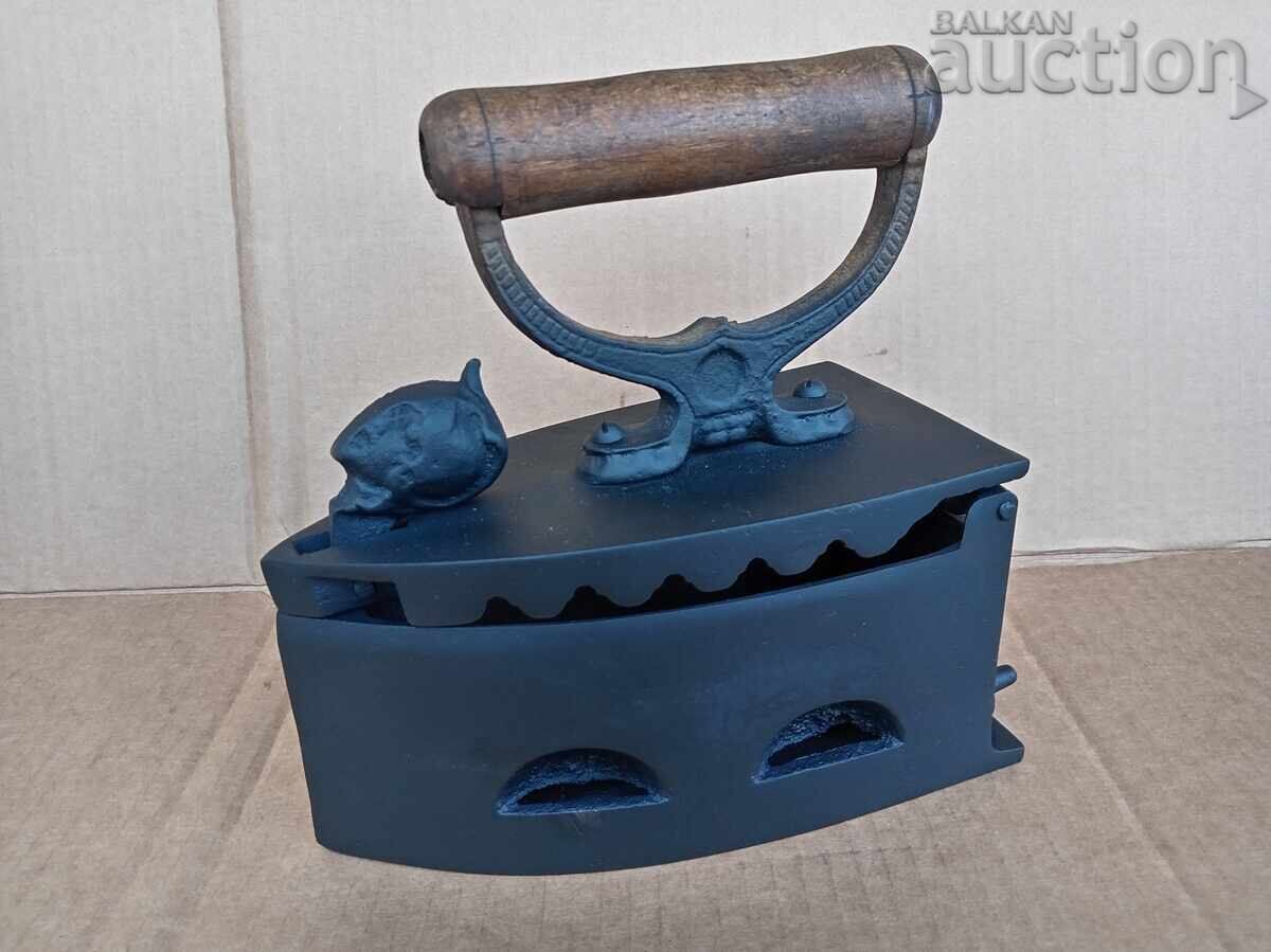 Fier de călcat vechi pe cărbuni MODEL RAR cu cap de roman - 6