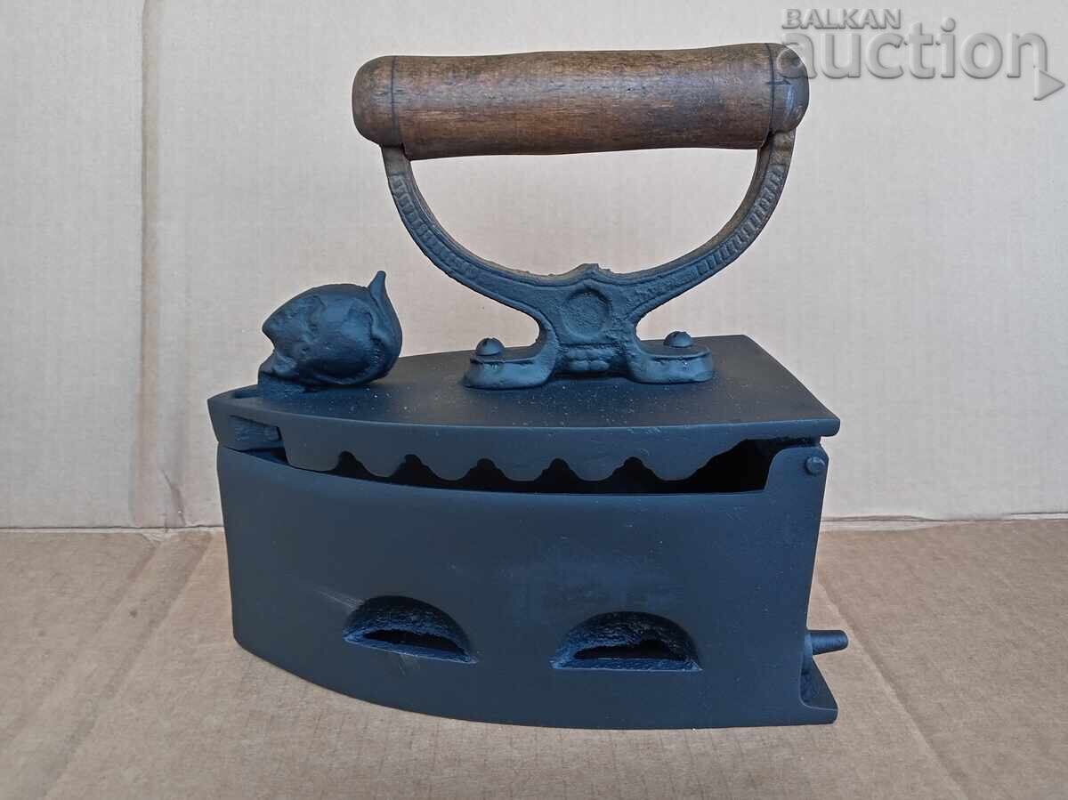 Fier de călcat vechi pe cărbuni MODEL RAR cu cap de roman