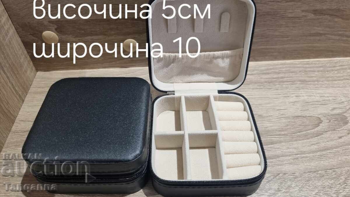 Două cutii pentru bijuterii cu preț 12.00 BGN | € 6.14
