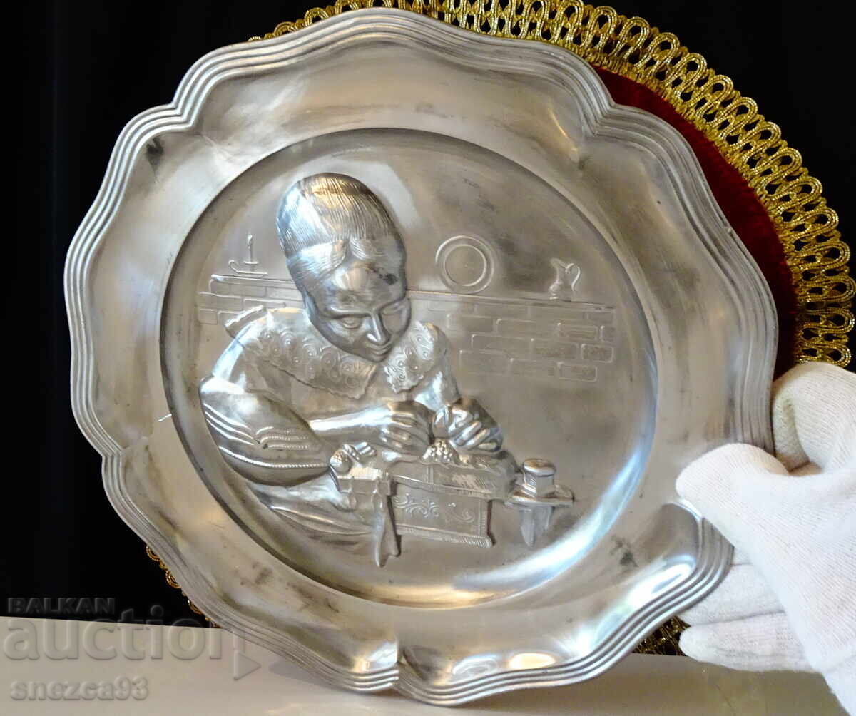 Καλαίσθητο πιάτο με ζωγραφιά Η Δαντελού, 600 γρ με τιμή 29.00 BGN | € 14.83