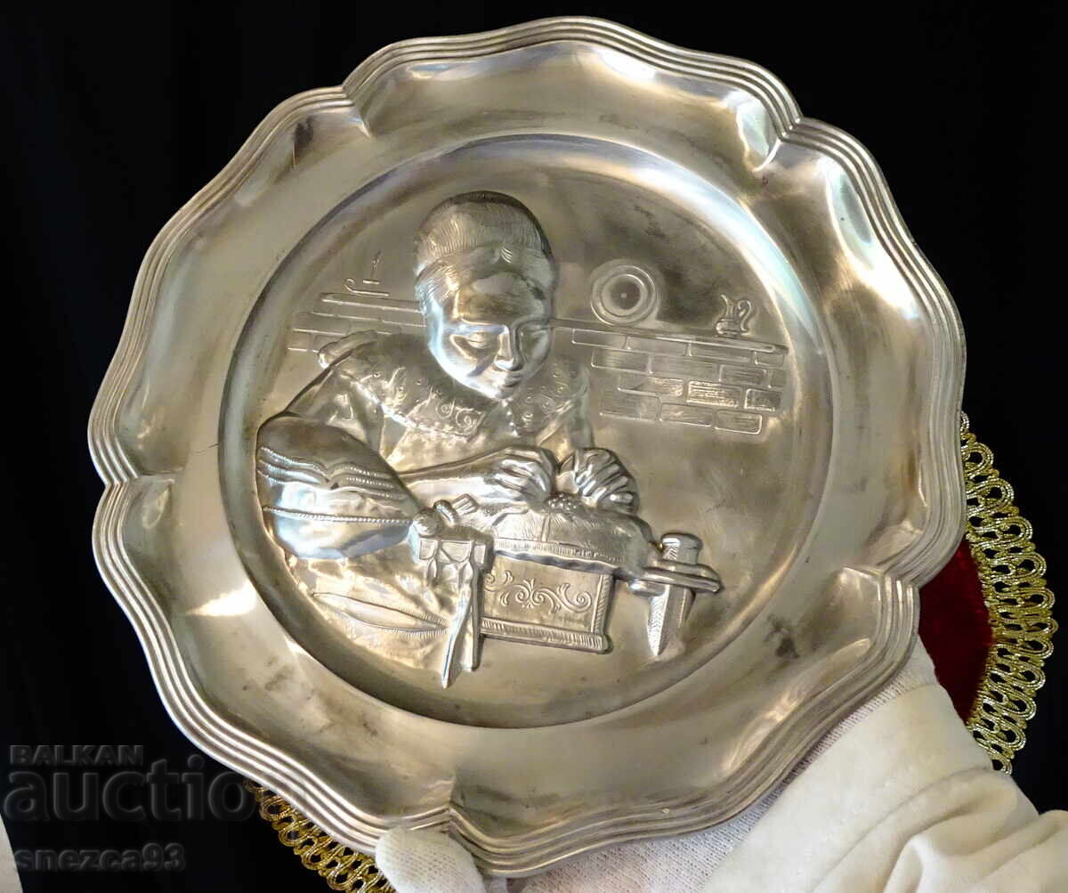 Καλαίσθητο πιάτο με ζωγραφιά Η Δαντελού, 600 γρ