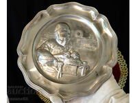 Калаена чиния с картина Плетачката на дантели,600 гр.