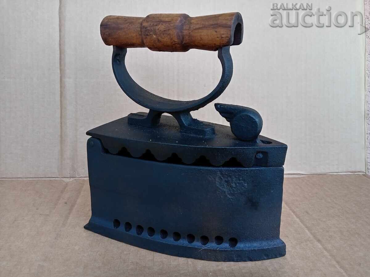 Fier de călcat vechi de tren cu cărbuni și grătar cu preț 61.00 BGN | € 31.19