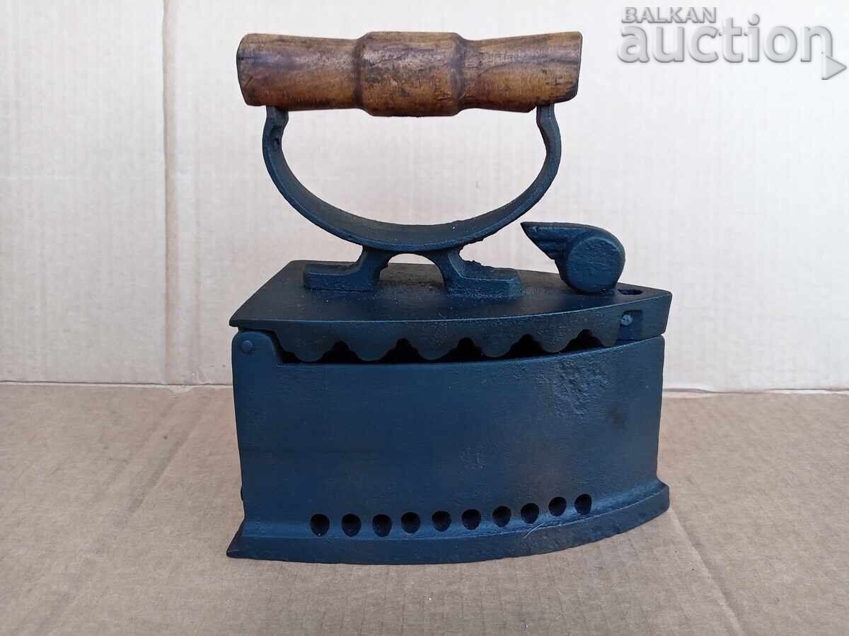 Licitație Fier de călcat vechi de tren cu cărbuni și grătar