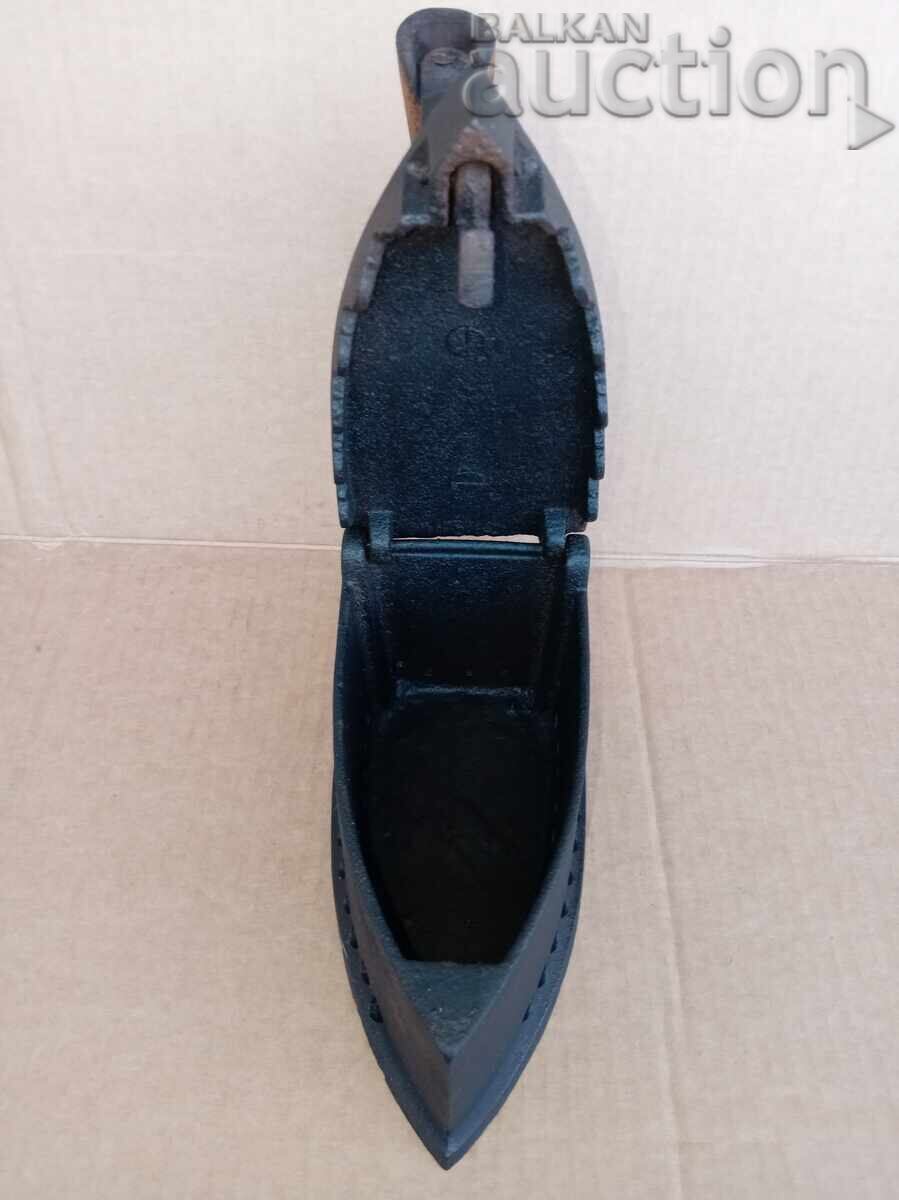 Livrarea Fier de călcat vechi de tren cu cărbuni și grătar