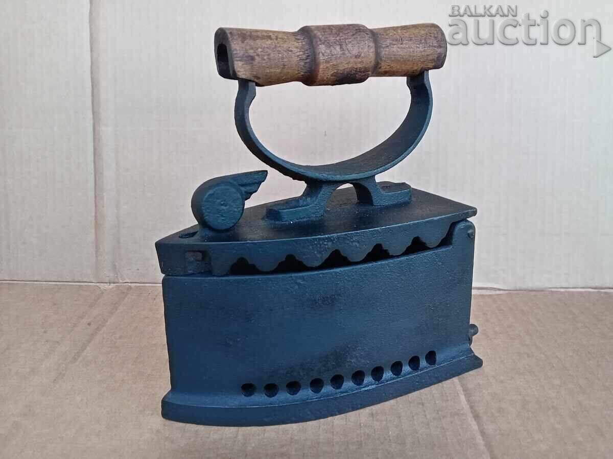 Fier de călcat vechi de tren cu cărbuni și grătar