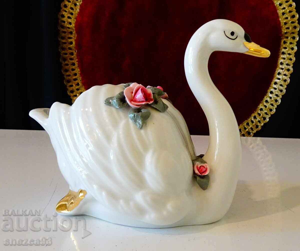 Figurină, vază Lebădă porțelan Dresden, trandafiri Figurină, vază Lebădă porțelan Dresden, trandafiri