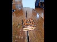 Cutie veche din lemn