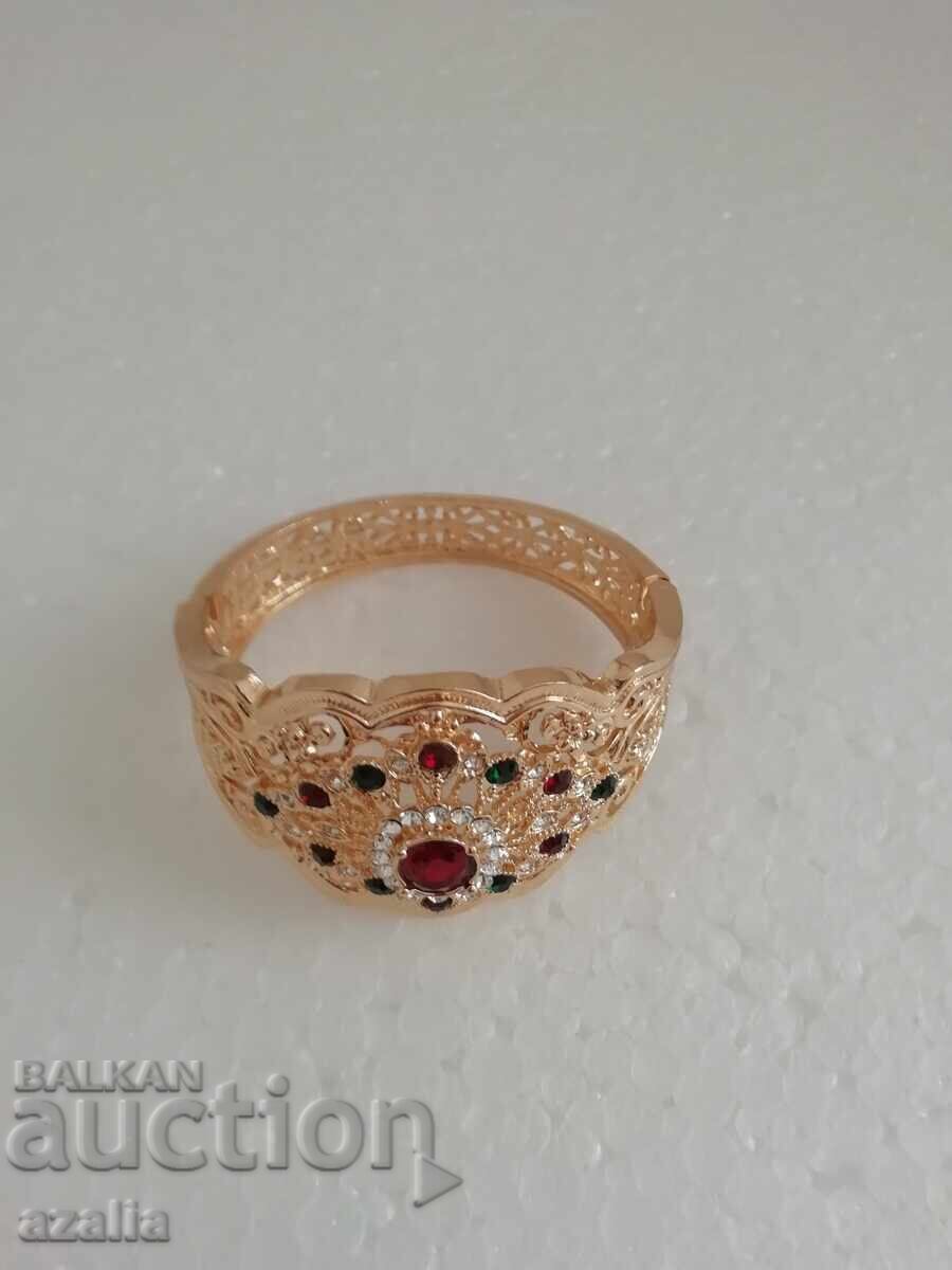 Delivery of Women's bracelet, gold with pebbles Delivery of Women's bracelet, gold with pebbles