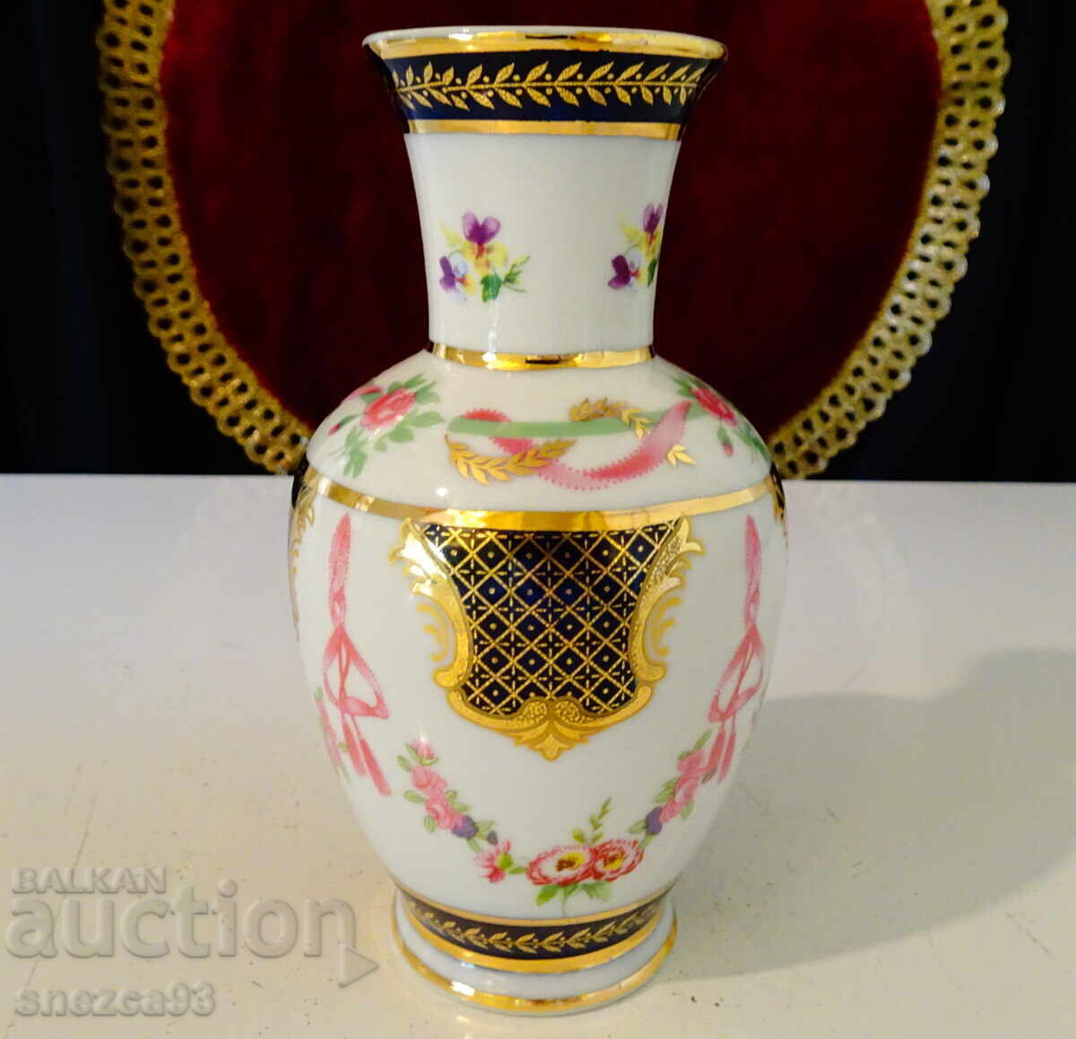 Vază din porțelan aur, trandafiri, cobalt, coroană de lauri, ștampilă cu preț 26.00 BGN | € 13.29