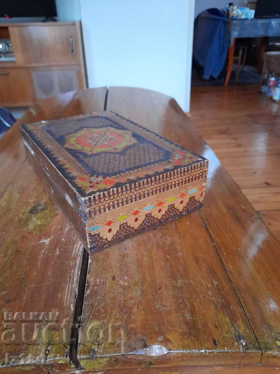 Cutie veche din lemn cu preț 16.00 BGN | € 8.18 Cutie veche din lemn cu preț 16.00 BGN | € 8.18