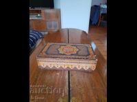 Cutie veche din lemn