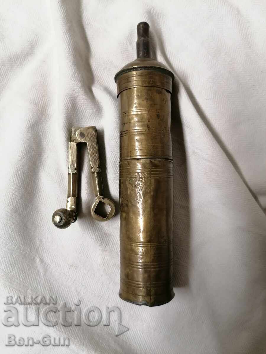 Старинна малка мелничка за кафе с цена 80.00 лв. | € 40.90 Старинна малка мелничка за кафе с цена 80.00 лв. | € 40.90