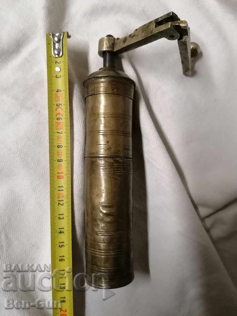 Старинна малка мелничка за кафе Старинна малка мелничка за кафе