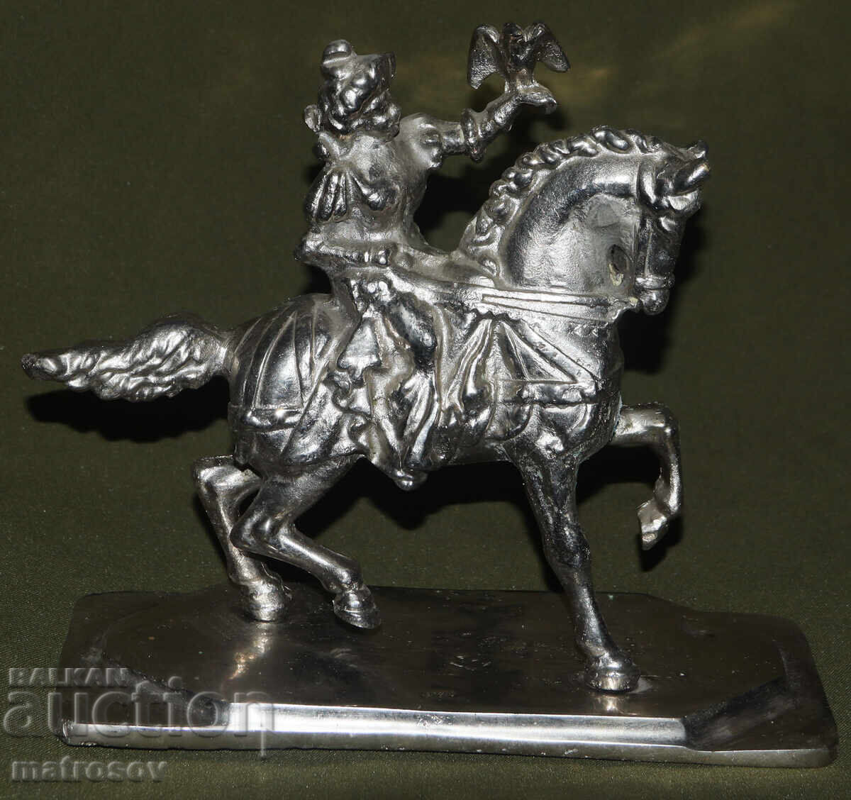 Μεταλλικό γλυπτό Κυνηγός με γεράκι με τιμή 250.00 BGN | € 127.82