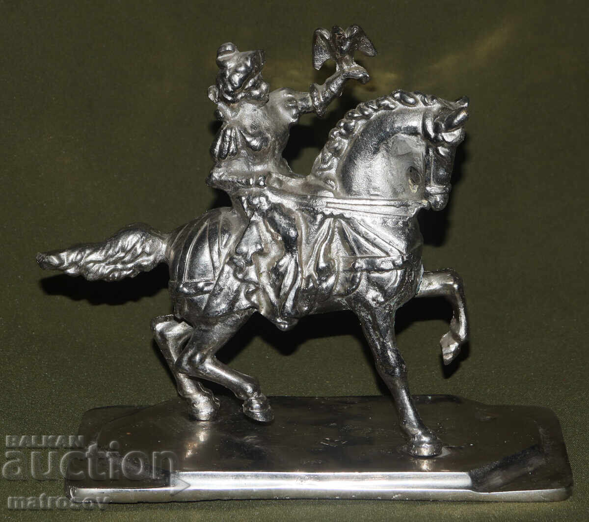 Μεταλλικό γλυπτό Κυνηγός με γεράκι