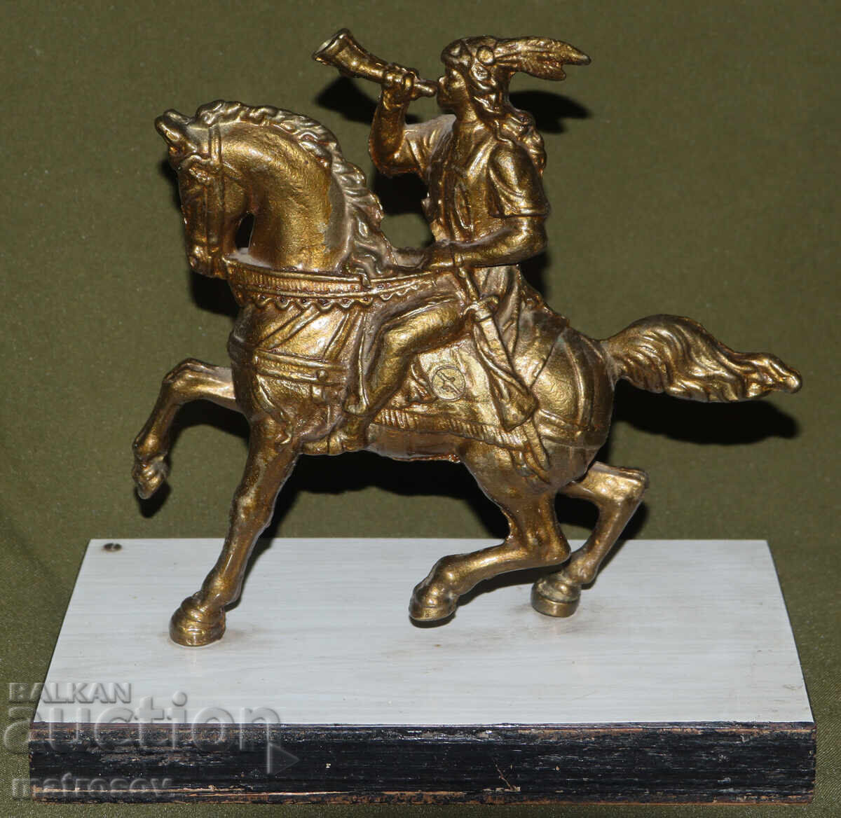 Μεταλλικό γλυπτό Κυνηγός με κέρας Μεταλλικό γλυπτό Κυνηγός με κέρας