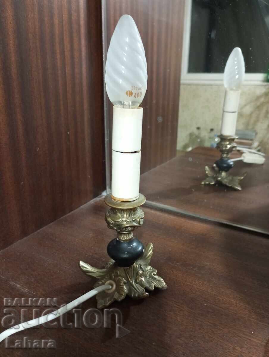 Lampă de noapte frumoasă, imitând un sfeșnic