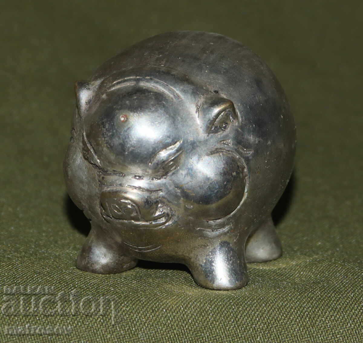 Аукцион Посребрена малка декоративна фигурка прасенце