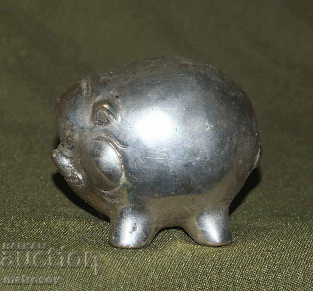 Посребрена малка декоративна фигурка прасенце