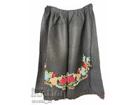 ΜΑΛΛΙΝΗ ΠΟΔΙΑ ΜΕ ΚΕΝΤΗΜΑ ΛΑΪΚΗΣ ΦΟΡΕΣΙΑΣ