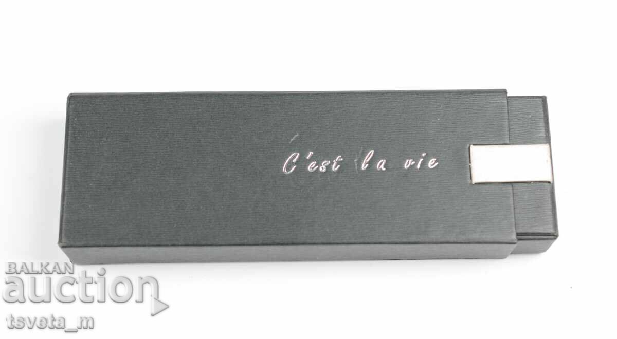 Παράδοση Λουξ Σετ – Μανικετόκουμπα και Δύο Στυλό C’ est la vie Παράδοση Λουξ Σετ – Μανικετόκουμπα και Δύο Στυλό C’ est la vie