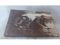 Carte poștală Bărbat și fată tânără cu bicicletă dublă retro