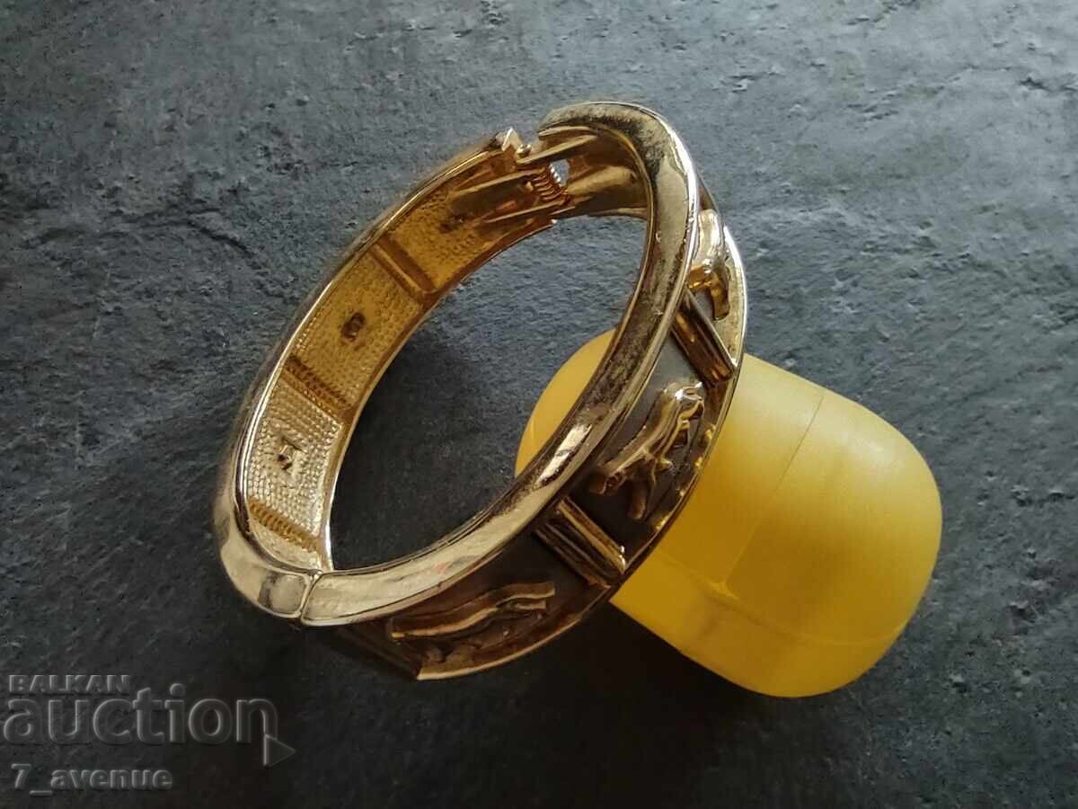 Παράδοση Ενδιαφέρον βραχιόλι με άγρια γάτα, ίσως πάνθηρα 26.10.25