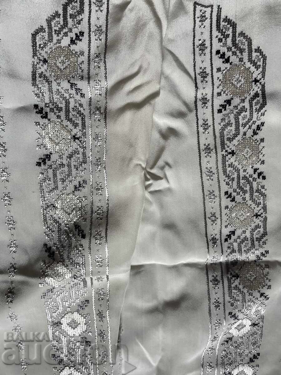 Μπλούζα από φυσικό μετάξι, κεντημένη στο χέρι με χρυσό κλωστή με τιμή 119.95 BGN | € 61.33