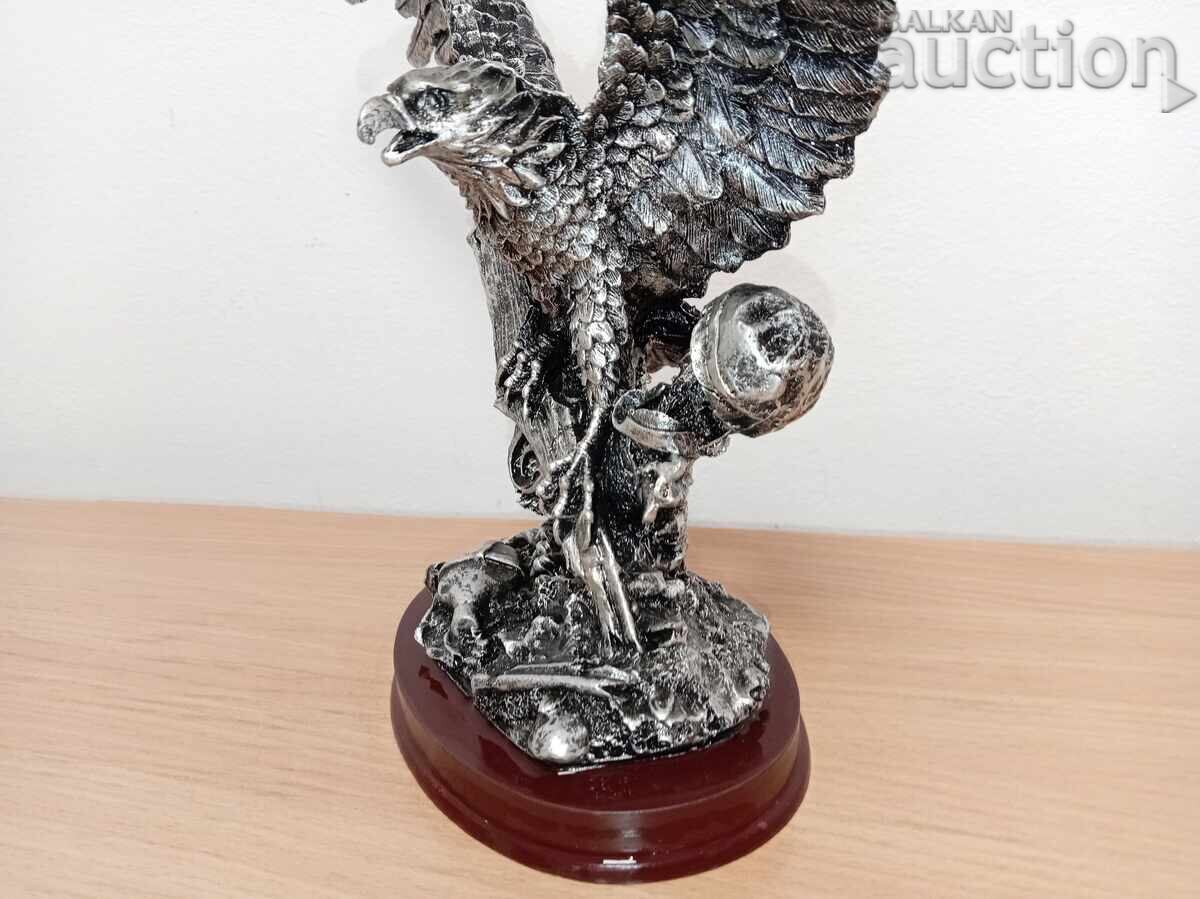 Delivery of Retro vintage eagle figure Delivery of Retro vintage eagle figure
