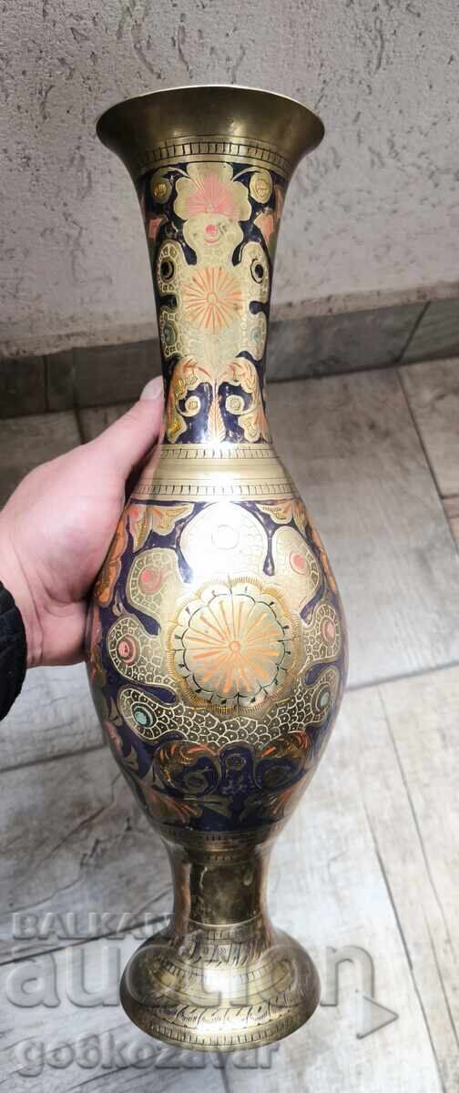 Auction  Bronze solid vase hand engraved floral ornaments