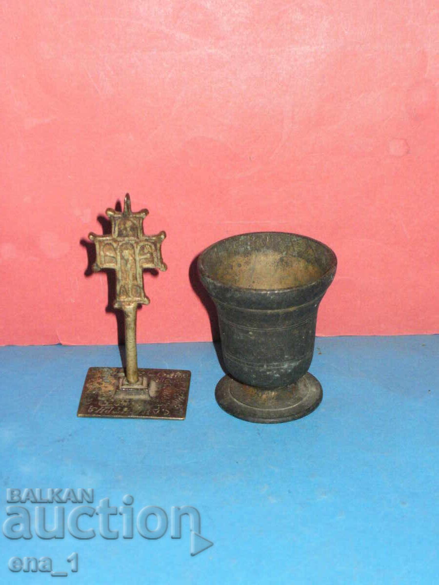 Παράδοση Αναγεννησιακός χάλκινος σταυρός και δισκοπότηρο, προορισμένα για τελετές