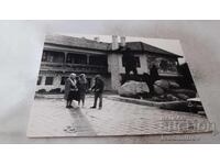 Φωτογραφία Άνδρας και δύο γυναίκες μπροστά από μουσειακό συγκρότημα