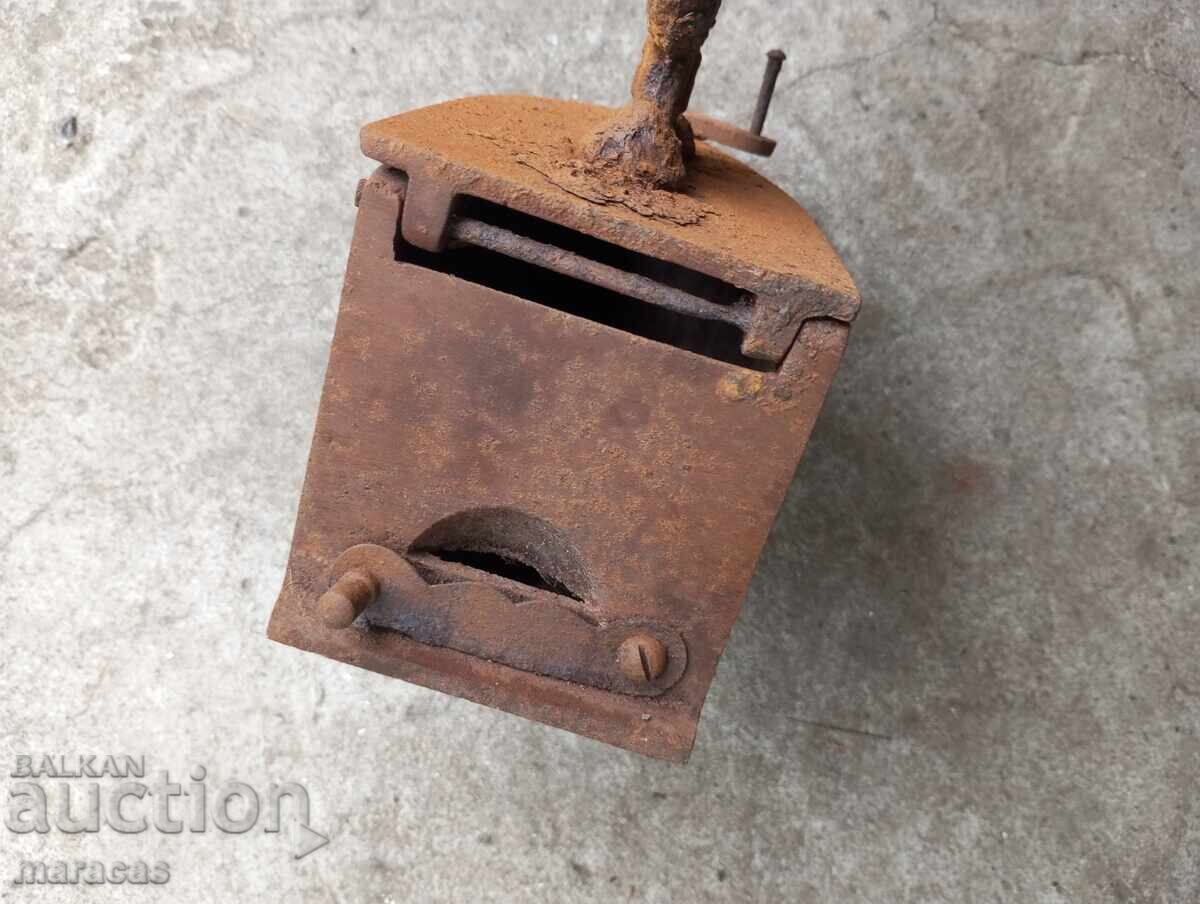 Licitație Un fier cărbune vechi