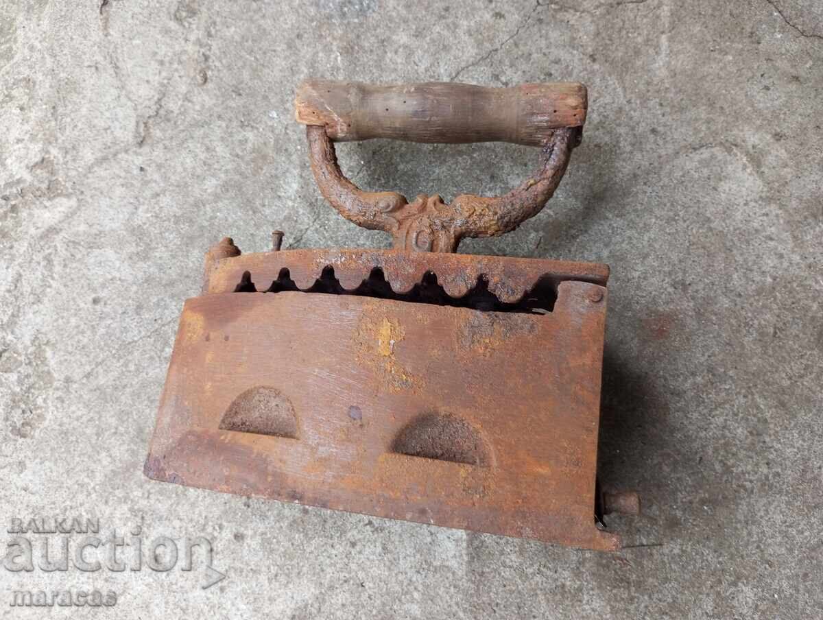 Livrarea Un fier cărbune vechi