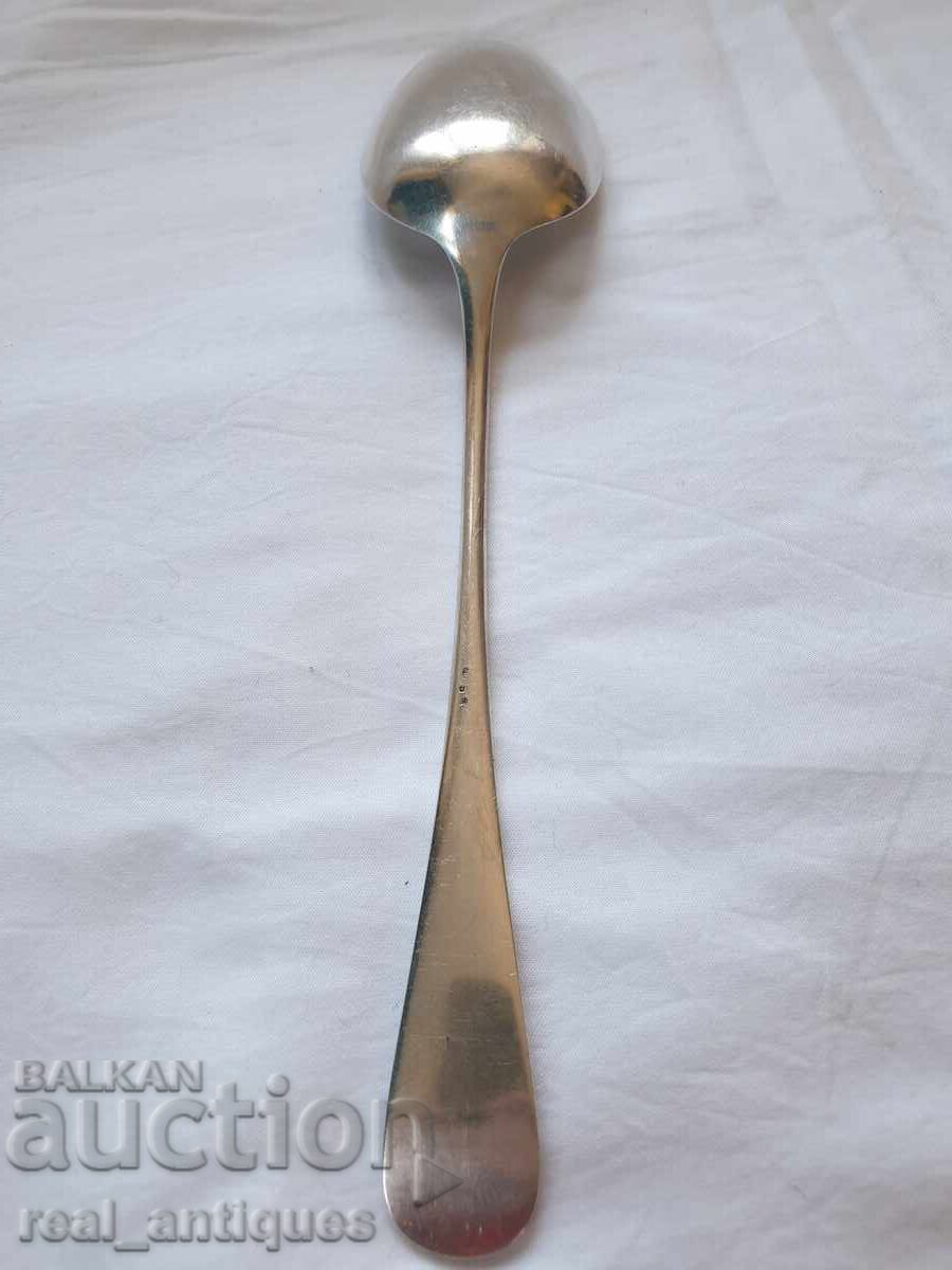 Παράδοση Ένα τεράστιο ασημένιο κουτάλι